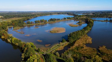 Göl sonbahar manzarası yukarıdan