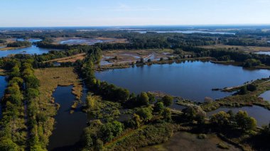 Göl sonbahar manzarası yukarıdan