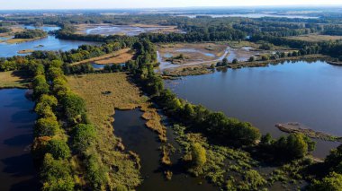 Göl sonbahar manzarası yukarıdan
