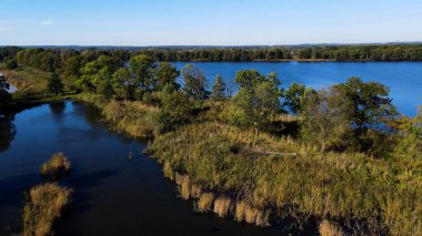 Göl sonbahar manzarası yukarıdan