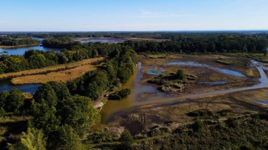 Göl sonbahar manzarası yukarıdan