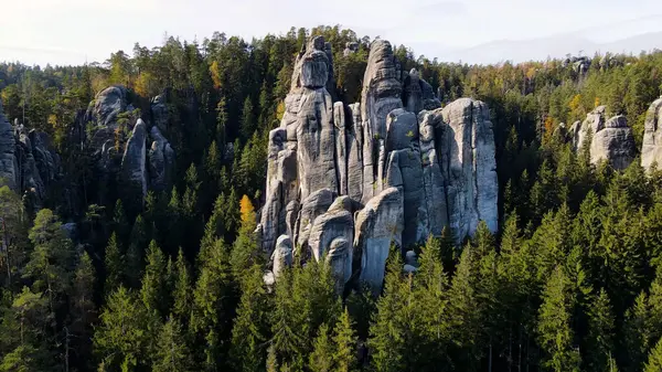 Adrspach kayaları İHA manzarasından Çek Cumhuriyeti 'nin Adrspach bölgesini gösteriyor