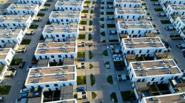 Modern alan caddeleri, şehir doğasını barındırıyor.