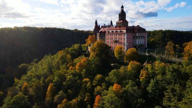 Drone Walbrzych Polonya 'dan Ksiaz Şatosu Sonbahar Görünümü
