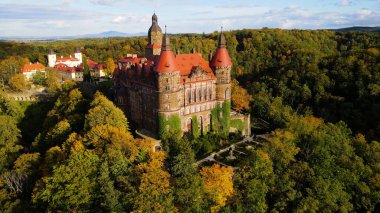 Drone Walbrzych Polonya 'dan Ksiaz Şatosu Sonbahar Görünümü