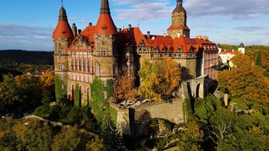 Drone Walbrzych Polonya 'dan Ksiaz Şatosu Sonbahar Görünümü