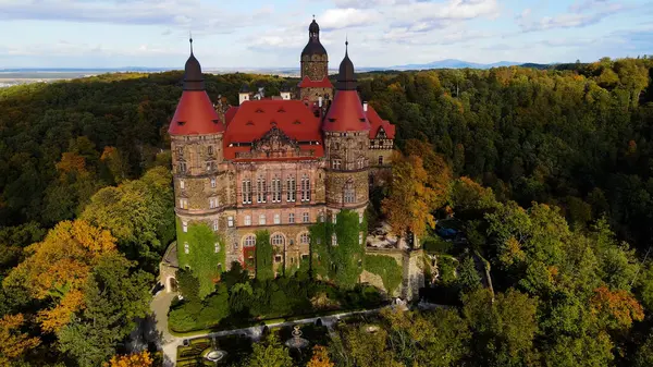 Drone Walbrzych Polonya 'dan Ksiaz Şatosu Sonbahar Görünümü