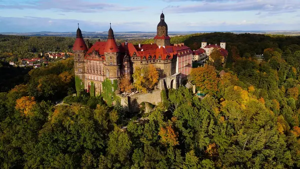 Drone Walbrzych Polonya 'dan Ksiaz Şatosu Sonbahar Görünümü
