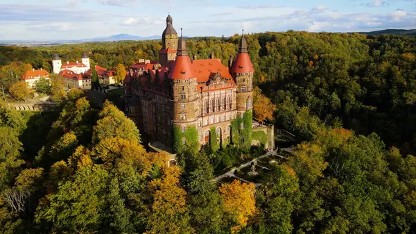 Drone Walbrzych Polonya 'dan Ksiaz Şatosu Sonbahar Görünümü