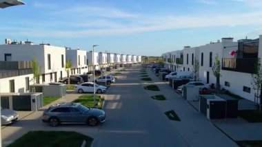 Modern alan caddeleri, şehir doğasını barındırıyor.