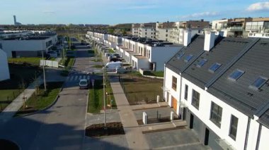 Modern alan caddeleri, şehir doğasını barındırıyor.