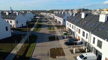 Modern alan caddeleri, şehir doğasını barındırıyor.