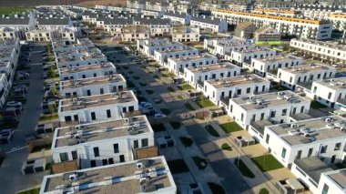 Modern alan caddeleri, şehir doğasını barındırıyor.