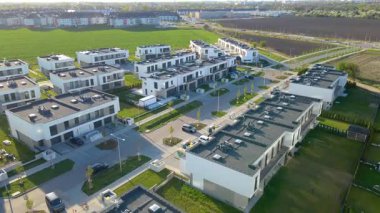 Modern alan caddeleri, şehir doğasını barındırıyor.