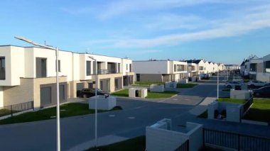 Modern alan caddeleri, şehir doğasını barındırıyor.