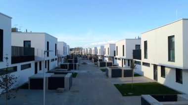 Modern alan caddeleri, şehir doğasını barındırıyor.