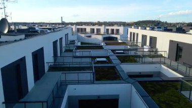 Modern alan caddeleri, şehir doğasını barındırıyor.