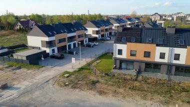 Modern alan caddeleri, şehir doğasını barındırıyor.