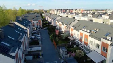 Modern alan caddeleri, şehir doğasını barındırıyor.