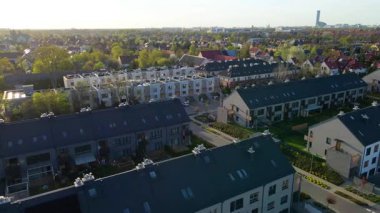 Modern alan caddeleri, şehir doğasını barındırıyor.