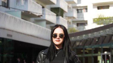 Kız modern şehir hareketlerinde yürüyor.