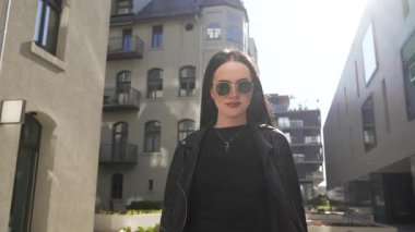 Kız modern şehir hareketlerinde yürüyor.