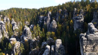 Adrspach kayaları İHA manzarasından Çek Cumhuriyeti 'nin Adrspach bölgesini gösteriyor