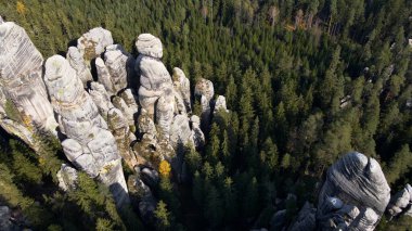 Adrspach kayaları İHA manzarasından Çek Cumhuriyeti 'nin Adrspach bölgesini gösteriyor
