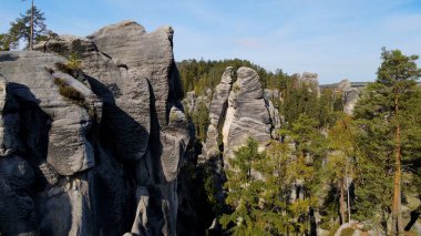 Adrspach kayaları İHA manzarasından Çek Cumhuriyeti 'nin Adrspach bölgesini gösteriyor