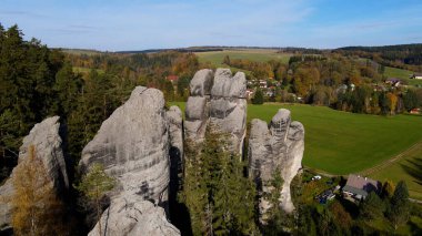 Adrspach kayaları İHA manzarasından Çek Cumhuriyeti 'nin Adrspach bölgesini gösteriyor