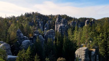 Adrspach kayaları İHA manzarasından Çek Cumhuriyeti 'nin Adrspach bölgesini gösteriyor