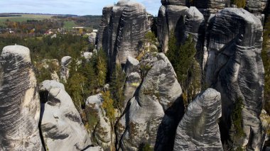 Adrspach kayaları İHA manzarasından Çek Cumhuriyeti 'nin Adrspach bölgesini gösteriyor