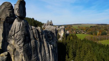 Adrspach kayaları İHA manzarasından Çek Cumhuriyeti 'nin Adrspach bölgesini gösteriyor