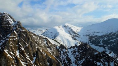Zakopane Polonya 'dan karlı dağ zirvesi, buzul manzaralı.