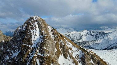 Zakopane Polonya 'dan karlı dağ zirvesi, buzul manzaralı.