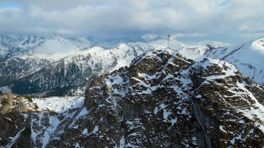 Zakopane Polonya 'dan karlı dağ zirvesi, buzul manzaralı.