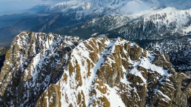 Zakopane Polonya 'dan karlı dağ zirvesi, buzul manzaralı.