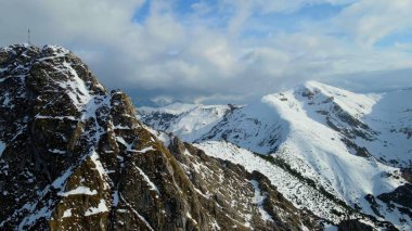 Zakopane Polonya 'dan karlı dağ zirvesi, buzul manzaralı.