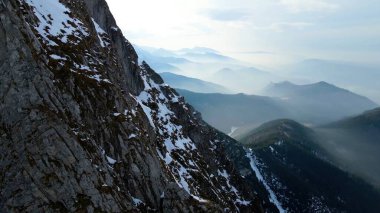 Zakopane Polonya 'dan karlı dağ zirvesi, buzul manzaralı.