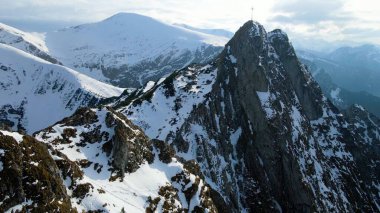 Zakopane Polonya 'dan karlı dağ zirvesi, buzul manzaralı.