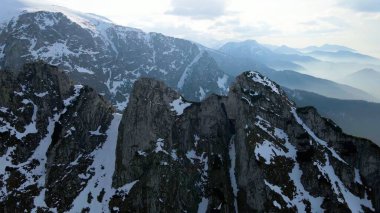 Zakopane Polonya 'dan karlı dağ zirvesi, buzul manzaralı.
