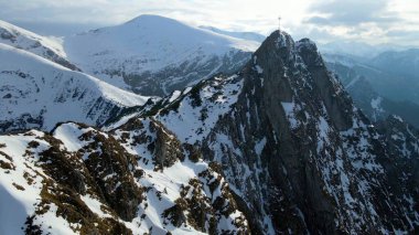 Zakopane Polonya 'dan karlı dağ zirvesi, buzul manzaralı.