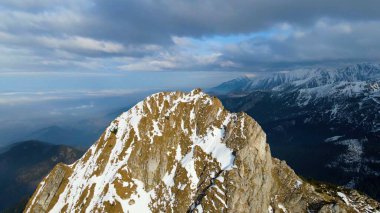 Zakopane Polonya 'dan karlı dağ zirvesi, buzul manzaralı.