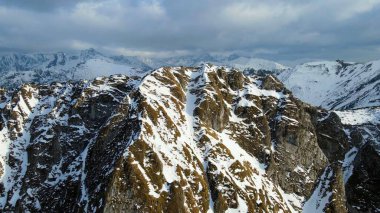 Zakopane Polonya 'dan karlı dağ zirvesi, buzul manzaralı.