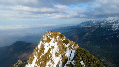 Dağın tepesinden kayalık görünüm