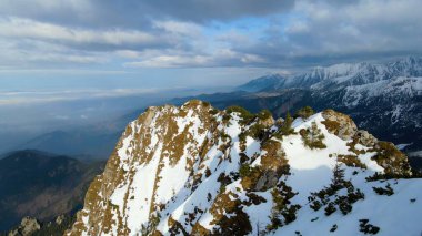 Zakopane Polonya 'dan karlı dağ zirvesi, buzul manzaralı.