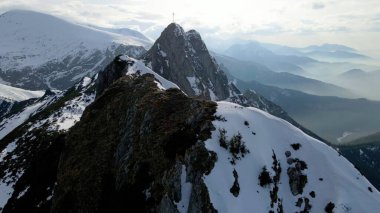 Zakopane Polonya 'dan karlı dağ zirvesi, buzul manzaralı.