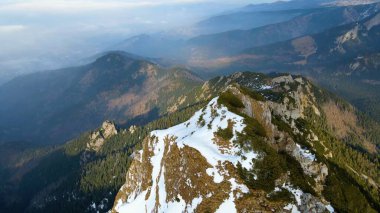 Zakopane Polonya 'nın tepesinden kayaların manzarası