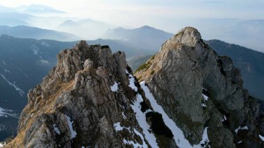 Dağın tepesinden kayalık görünüm