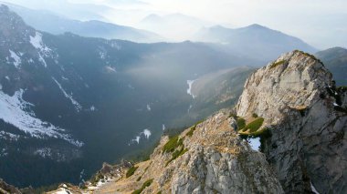 Dağın tepesinden kayalık görünüm